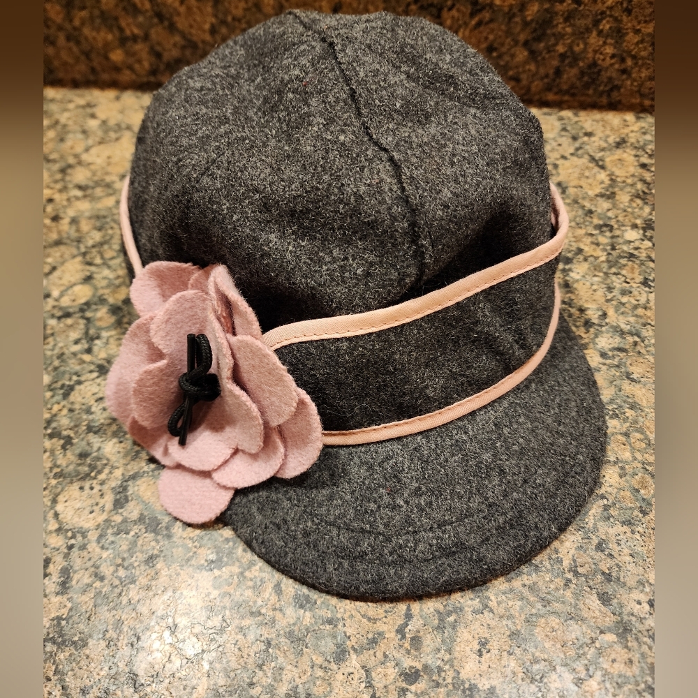 Stormy Kromer Petal Pusher Gray Wool Cap with Pink Flower Accent, Size 7 1/8